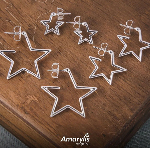 Conjunto de brincos argolas de estrelas folheado em prata