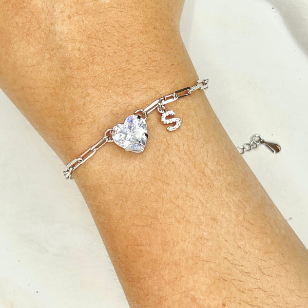 Pulseira com inicial do nome e um coração de zirconia folheada em ródio