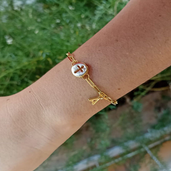 Pulseira com inicial e uma cruz vazada folheada em ouro 18 K
