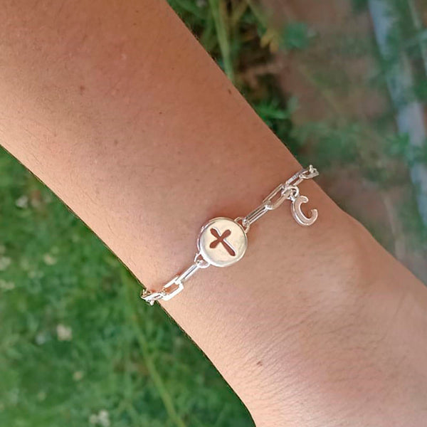 Pulseira com letra inicial e uma cruz vazada folheada em prata