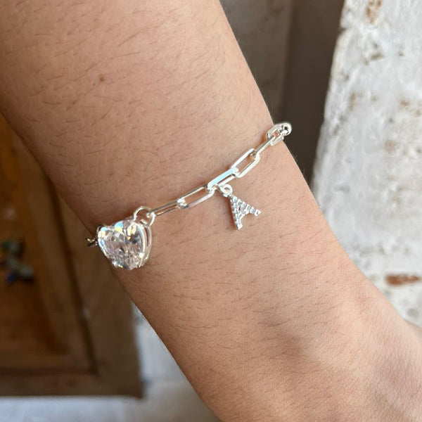 Pulseira com inicial do nome e um coração de zirconia folheada em prata