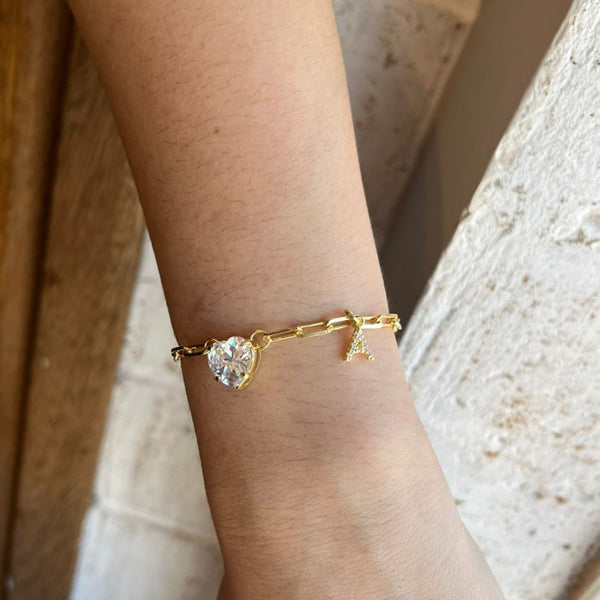 Pulseira com letra inicial e um coração de zirconia folheada em ouro 18K